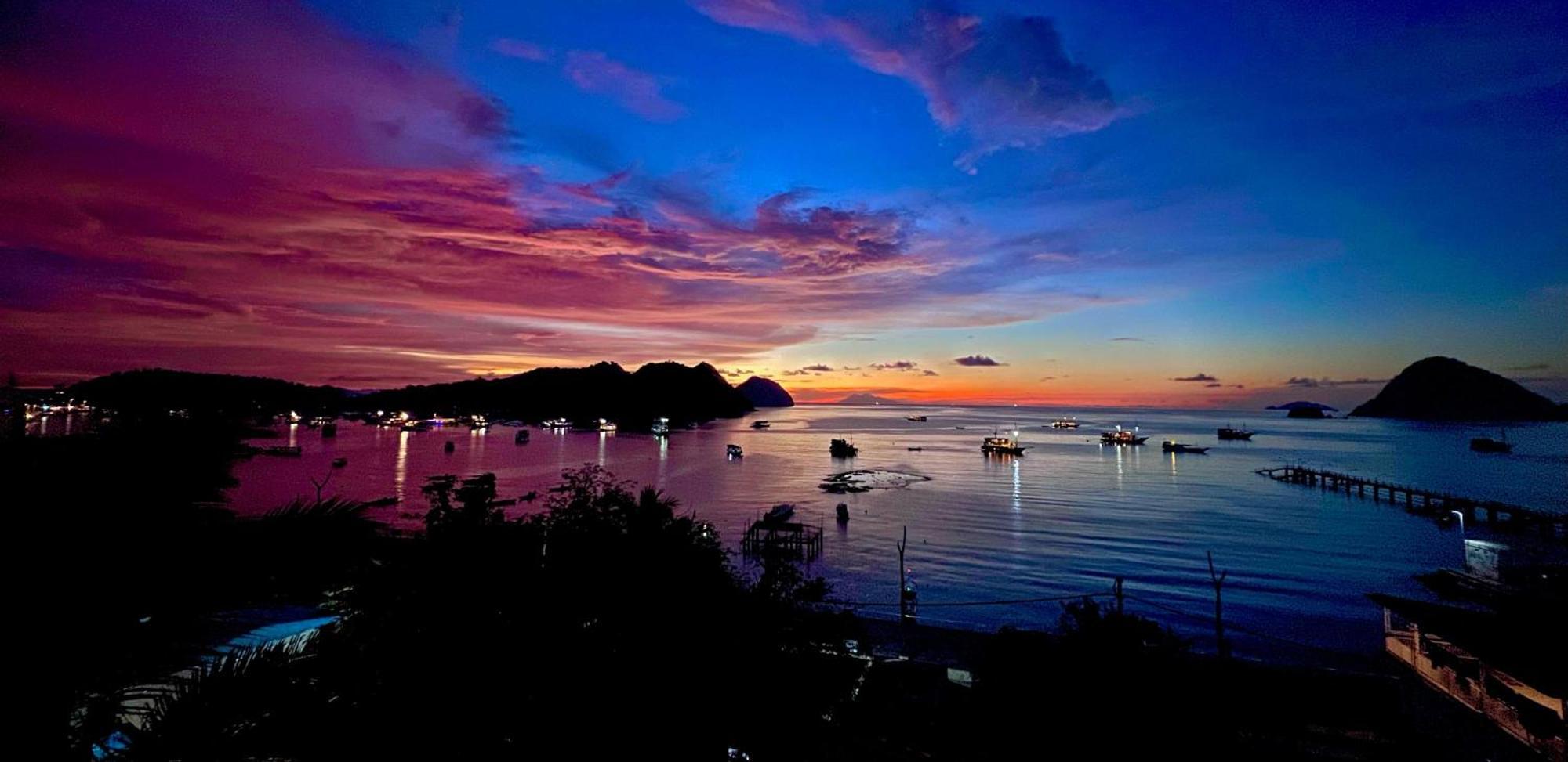 Blue Parrot Hotel Labuan Bajo Exterior photo